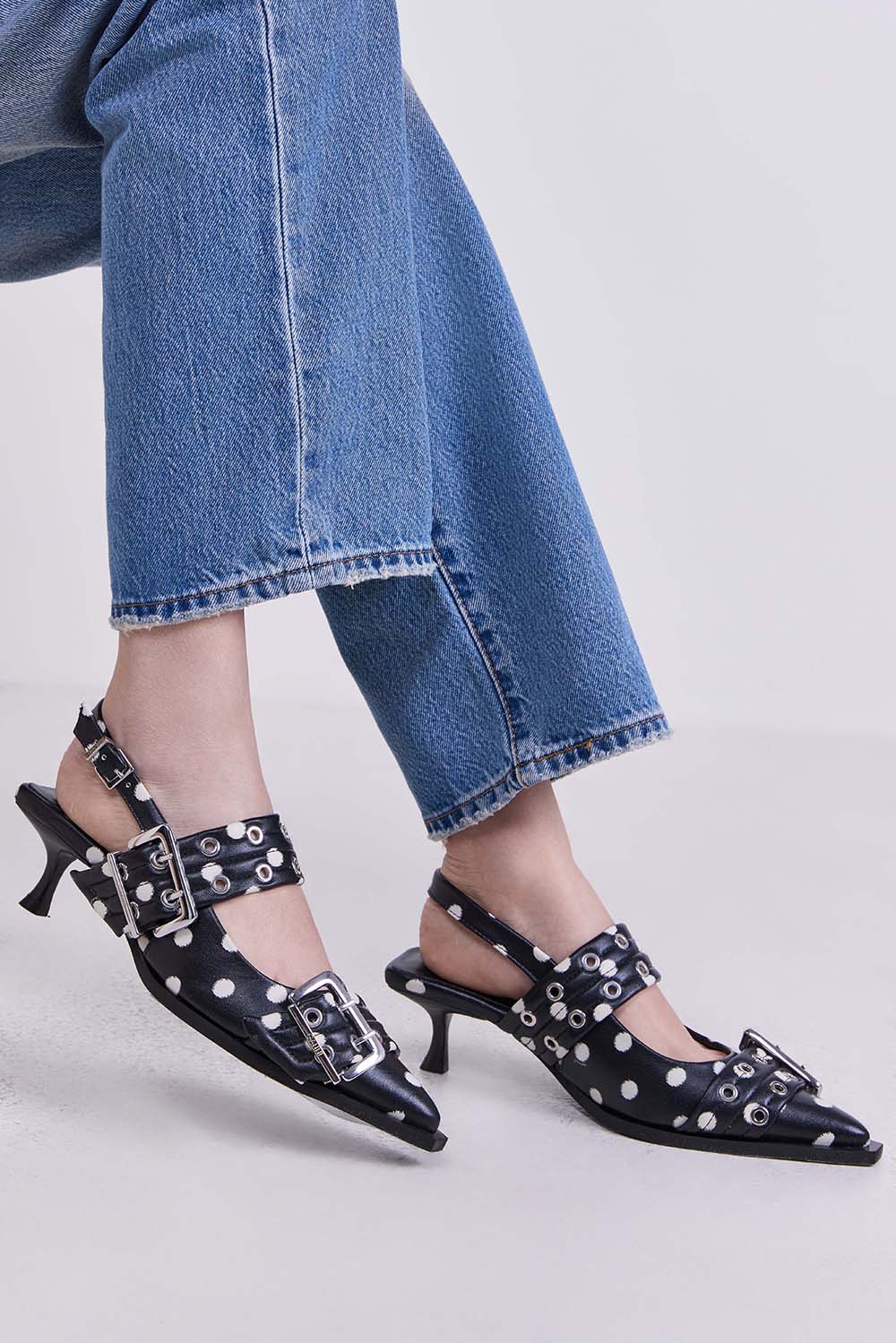 תמונת כל הלוק של נעלי עקב קיטן